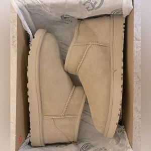 Ugg ultra mini boots in shade mustard seed, size 8 womens